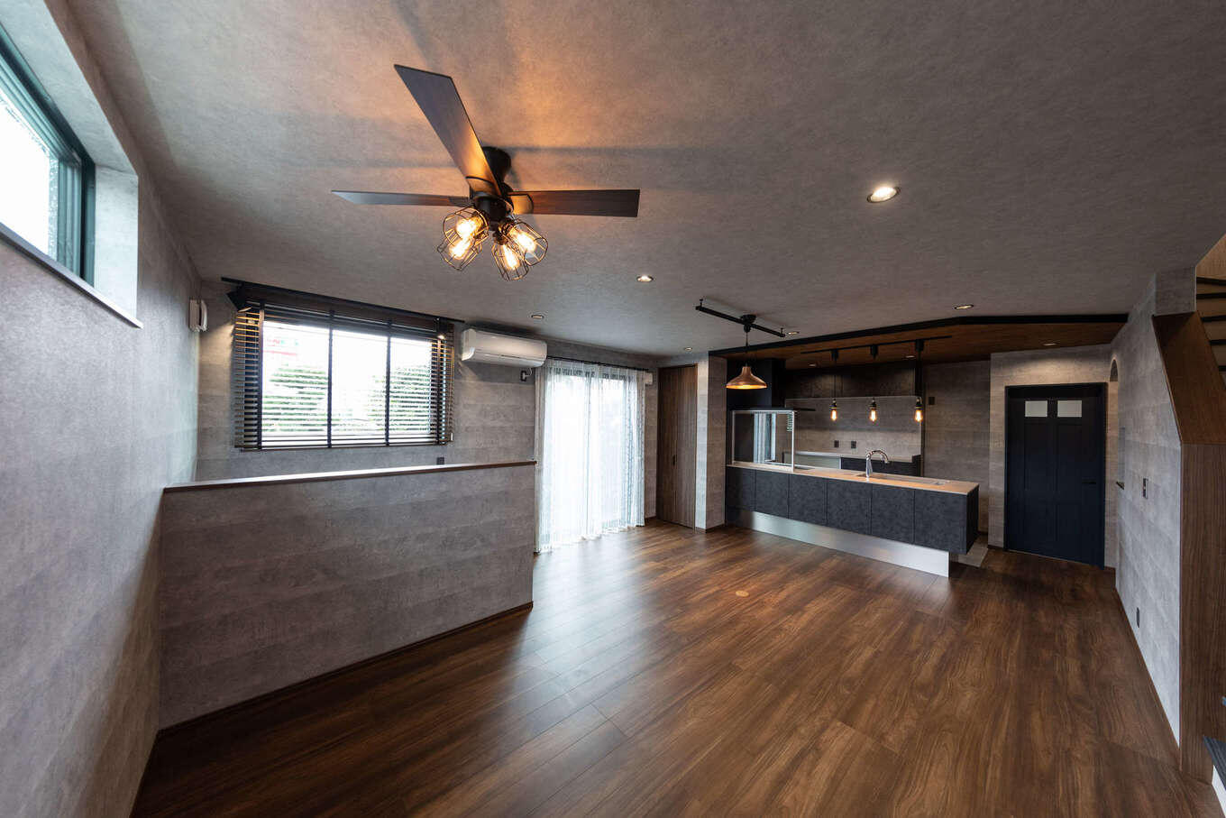 シックなトーンでコーディネートしたLDK