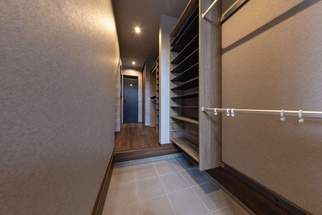 玄関からリビングにつながる動線