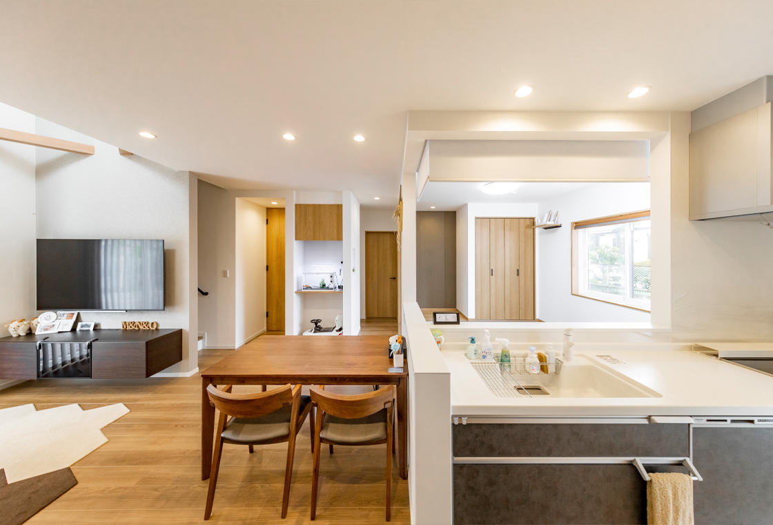 キッチンからみたダイニング・和室