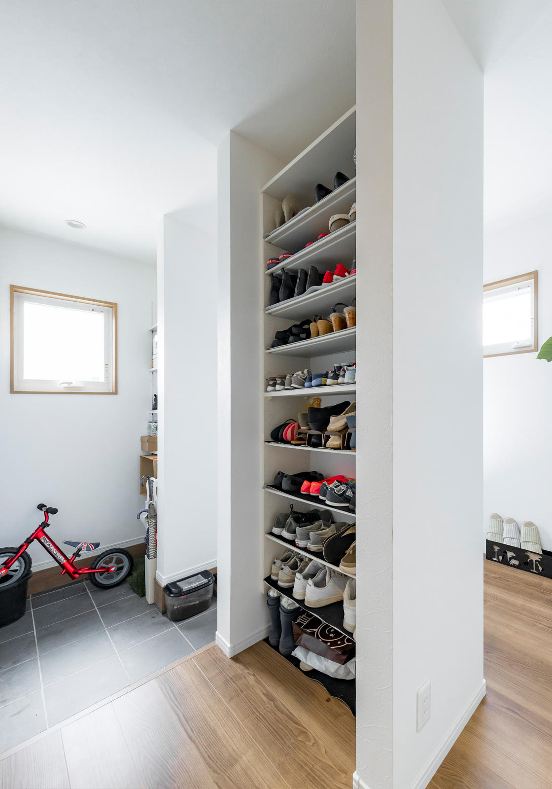 玄関横のたっぷり入る土間収納