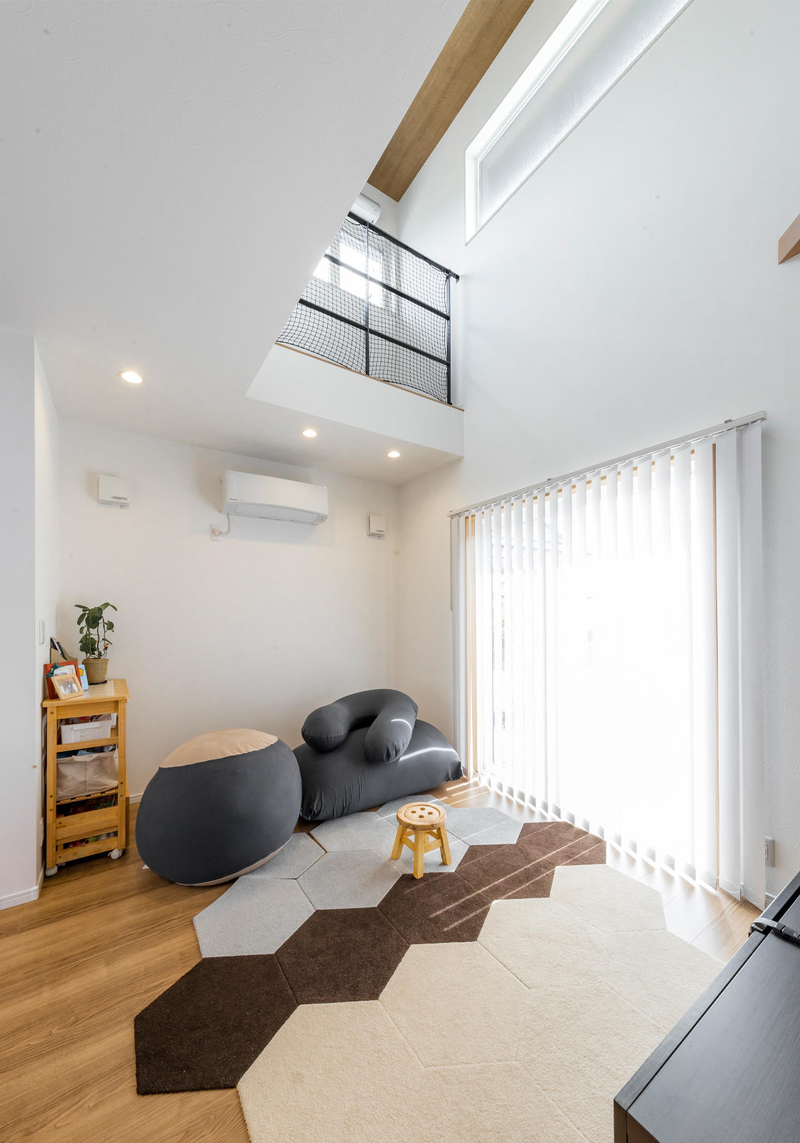 吹き抜けを採用した明るいリビング