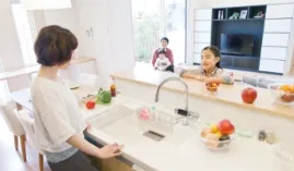 アイロンがけしながら家族と会話